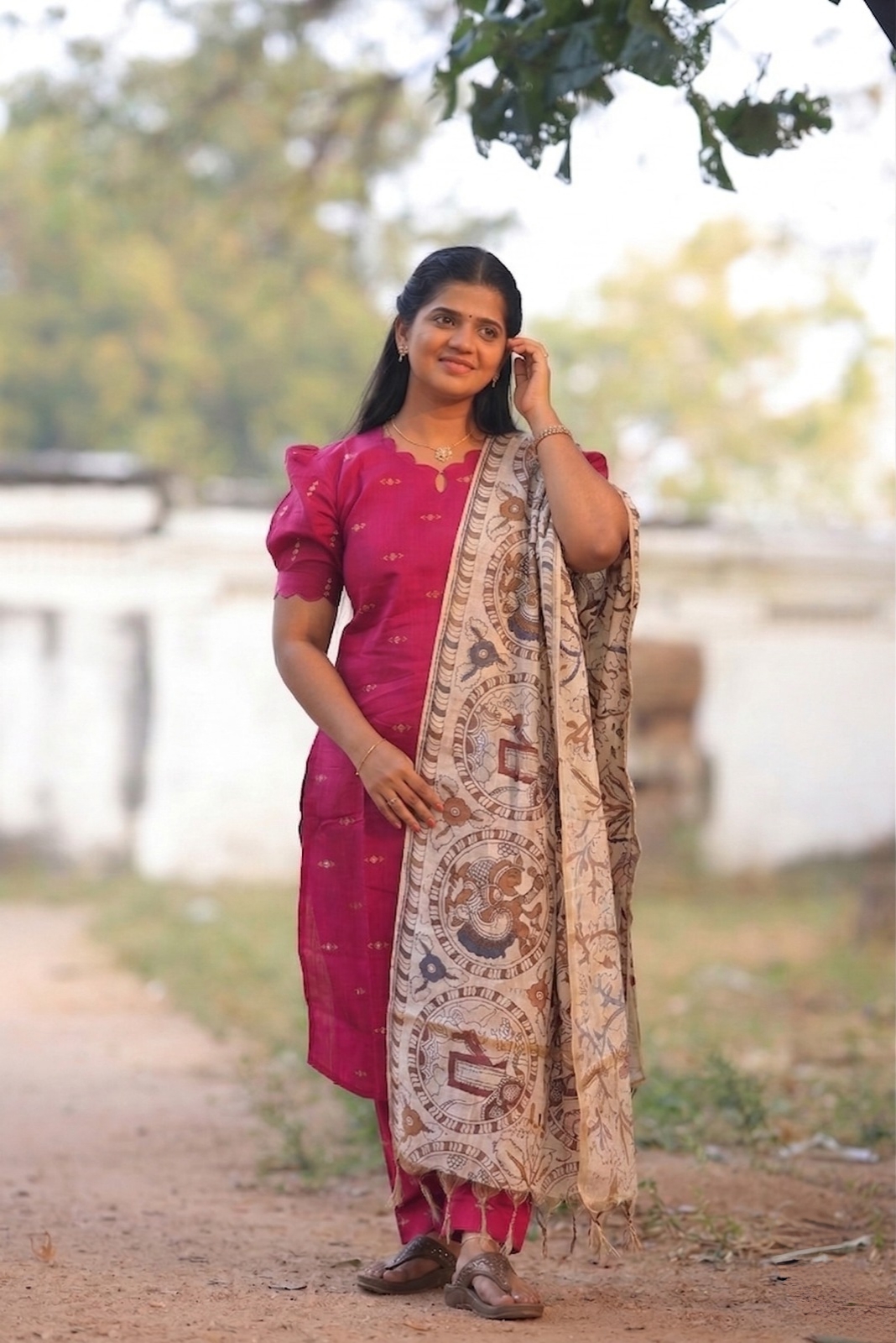 Rani Pink kurta set with Kalamkari Shawl